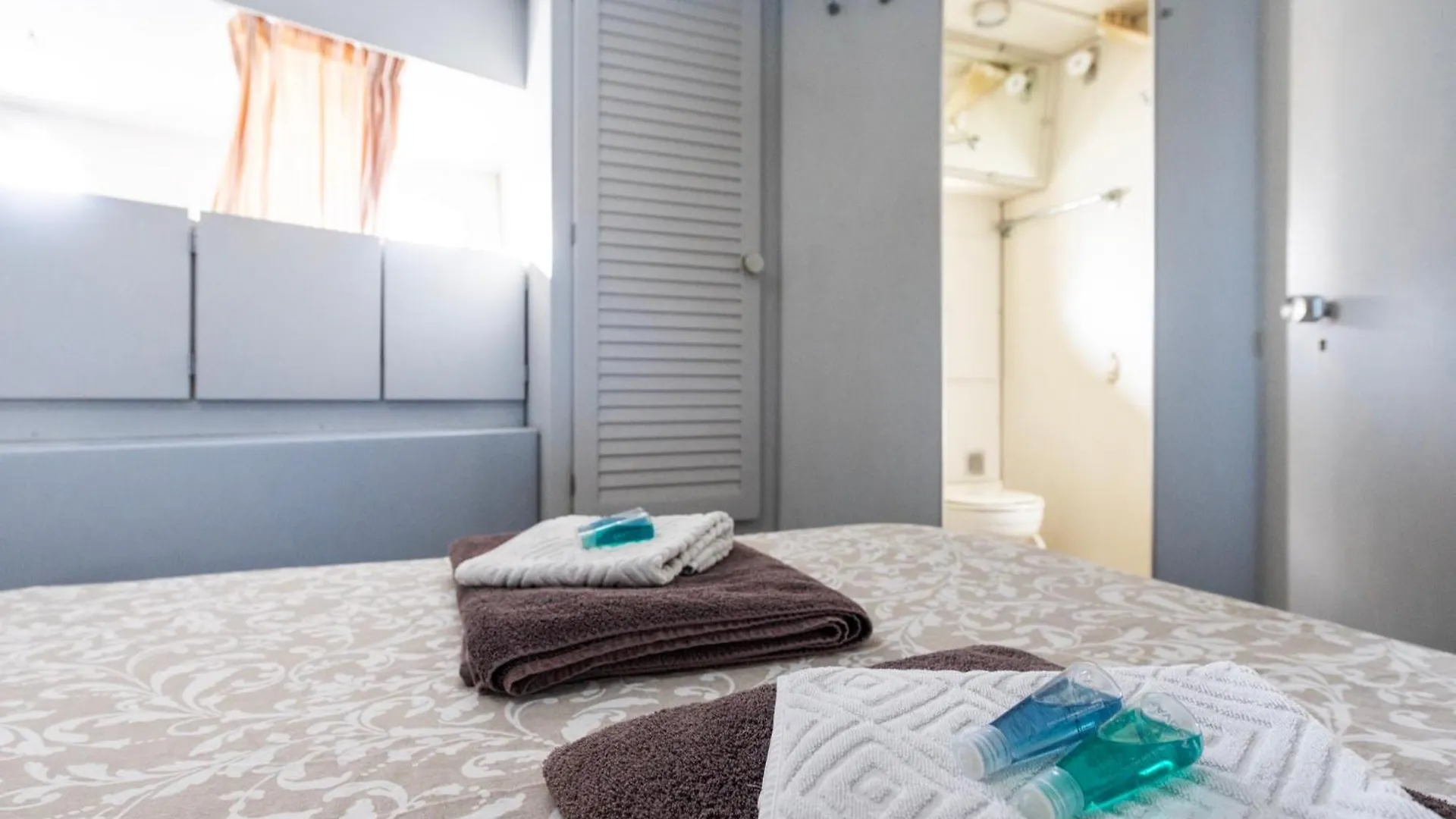 Boat Accommodations Barcelona Sant Adria de Besos 0*,